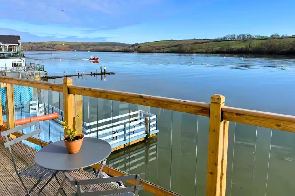 Estuary's Rest Studio Apartment at Galwad Y Mor, Cardigan