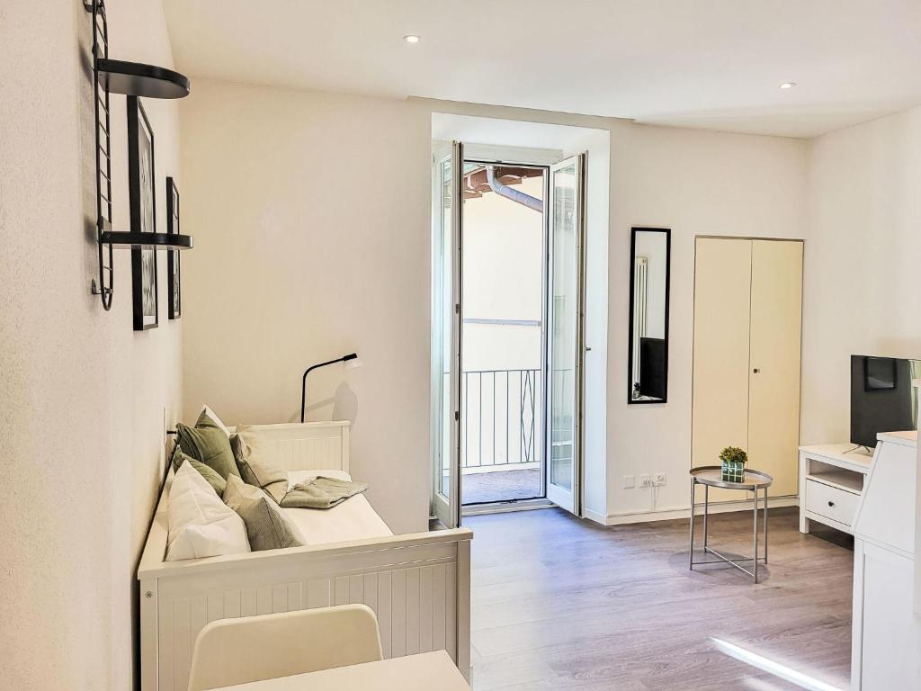 Studio White Locarno Apt-1 by Interhome - 3