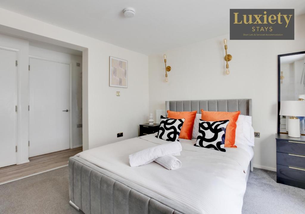 Sunny & Charming Studio City Centre Nr High Street by Luxiety Stays, Southend-on-Sea