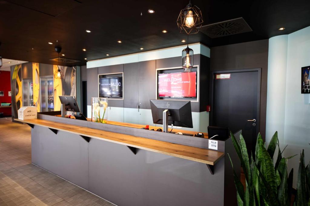 イビス ケルン メッセ (ibis KoeIn Messe) フロント・ロビー