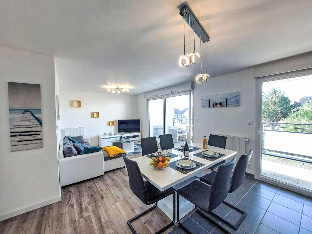 Apartment Grand Balcon- Piscine et proche du Port by Interhome - 5