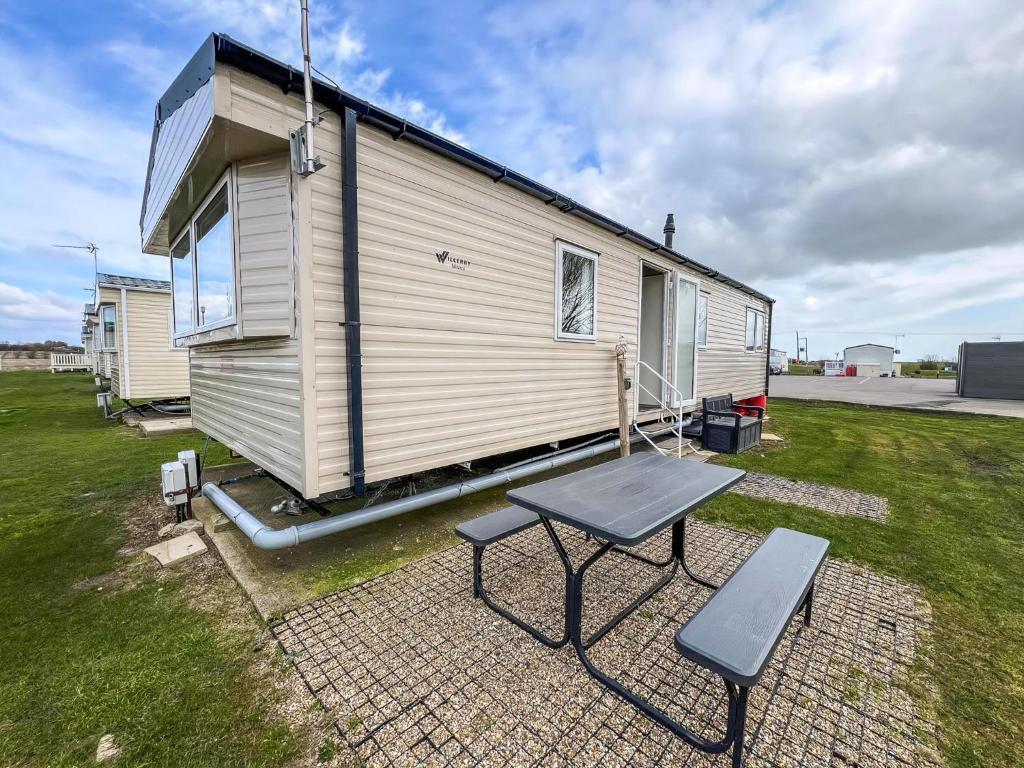 Modern 6 Berth Caravan With Wifi At St Osyth Beach In Essex Ref 28051Fv, Clacton-on-Sea