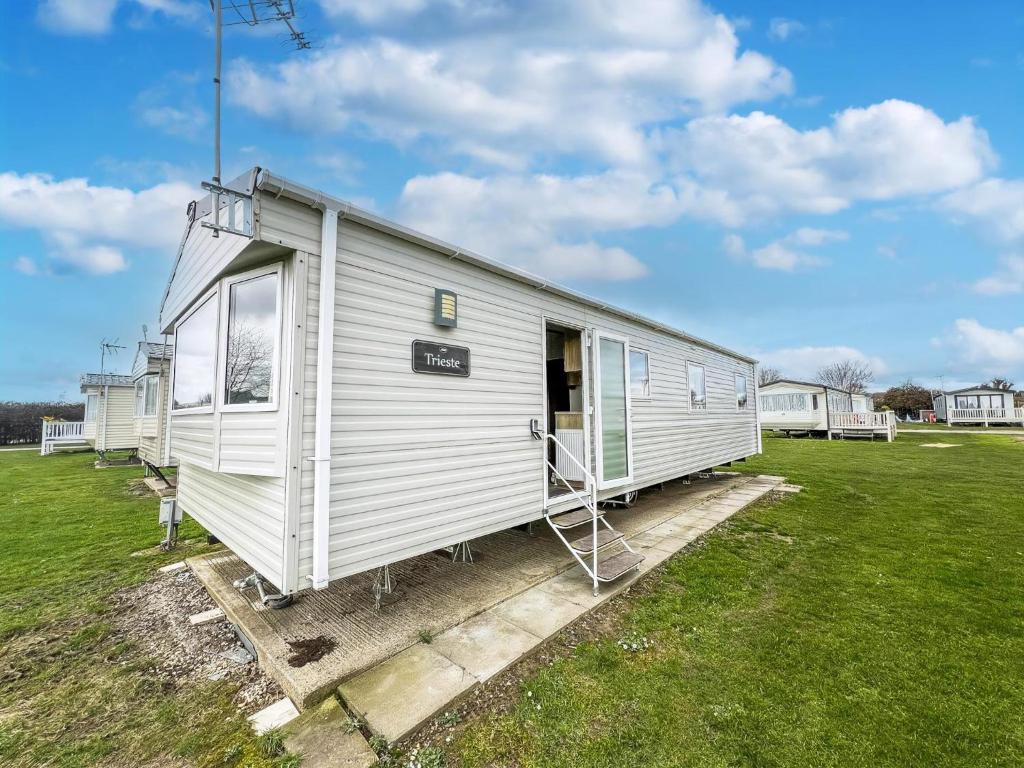 Homely 8 Berth Caravan At Dovercourt Holiday Park, Essex Ref 44201H, Great Oakley
