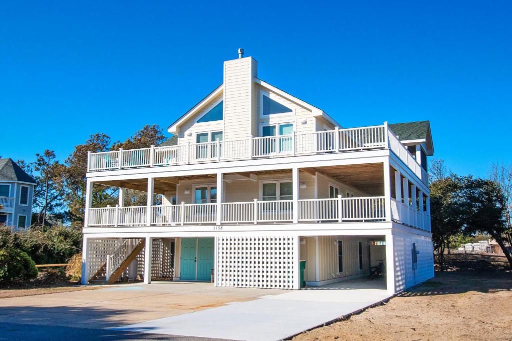 Oceanside, Hot Tub, Screened Porch, Lighthouse Views!- 119, The Haole House, Corolla