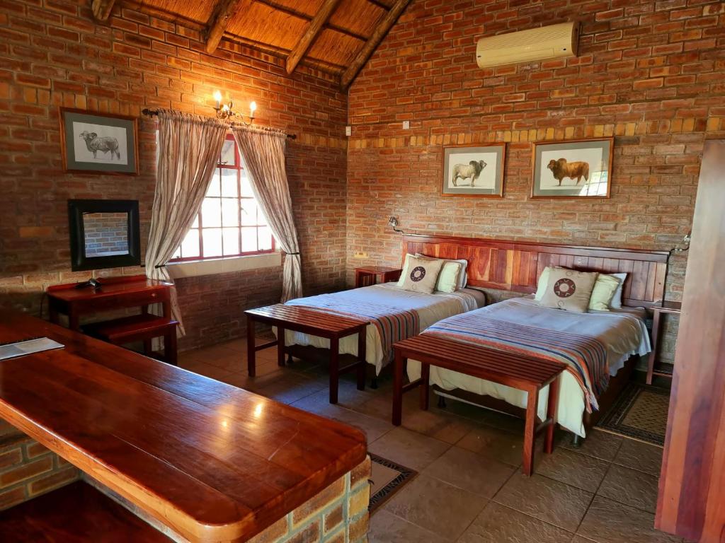 Wayside Chalets, Tantebane