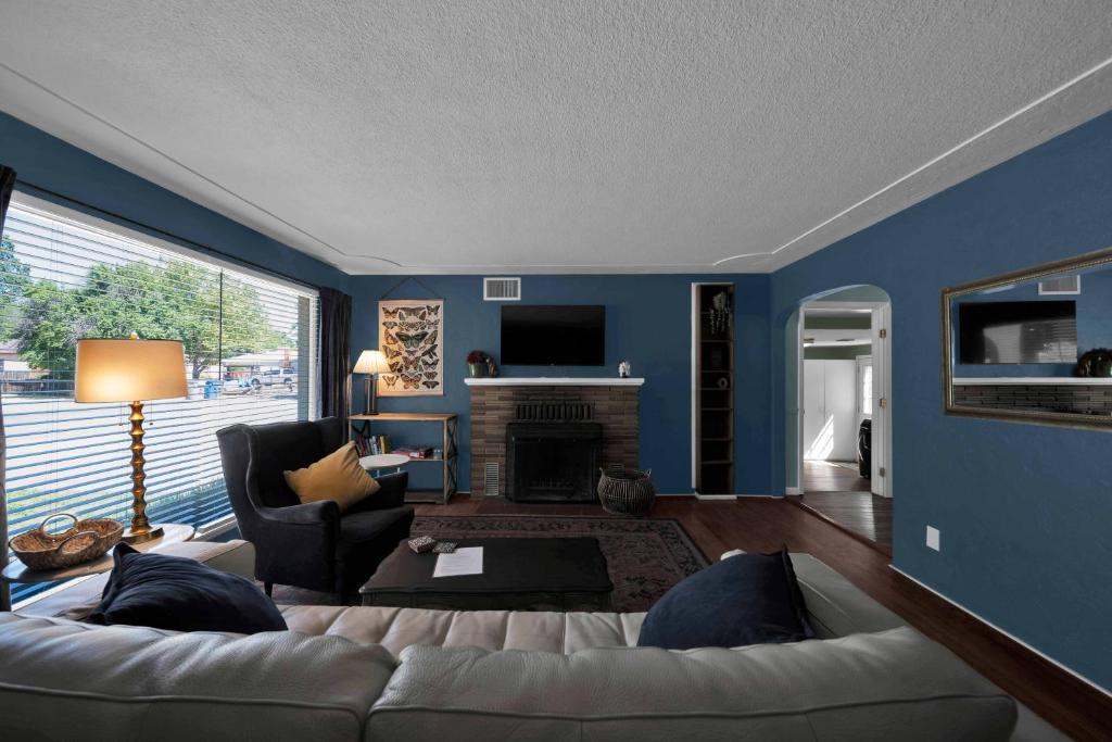 Comfortable home near river access trail, Redding