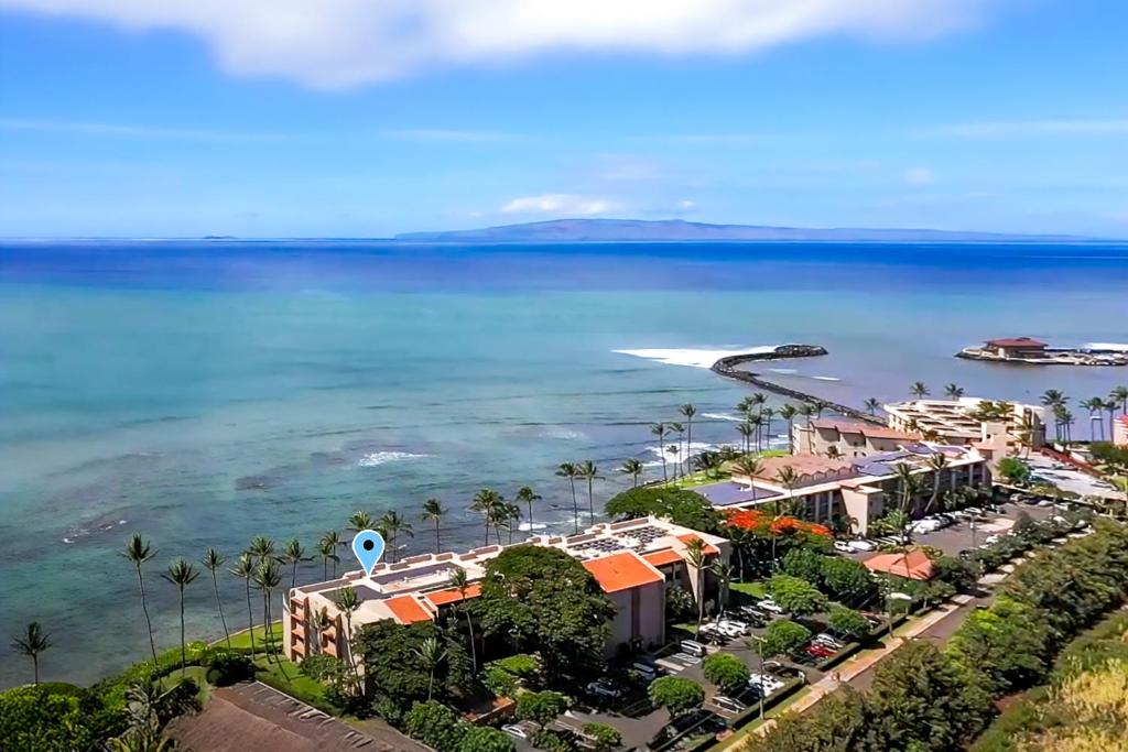 Lauloa 410 - Top Floor, Direct Ocean Front, Stunning Renovation, Wi-Fi, Split AC, Wailuku
