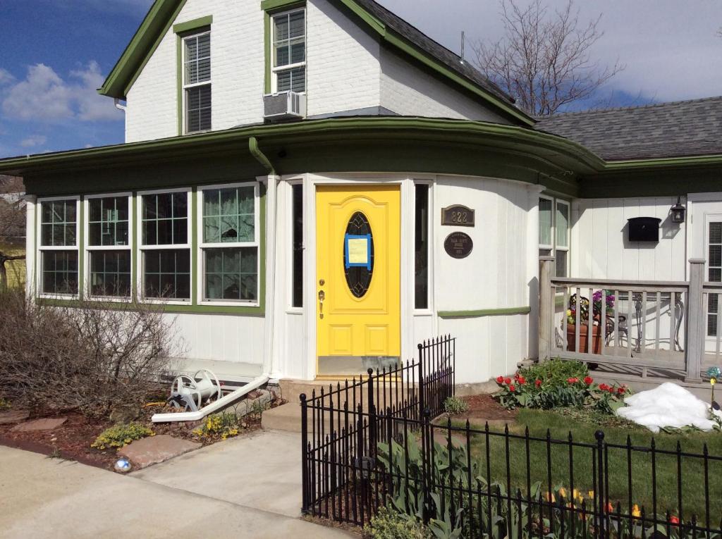 Charming Studio Apartment in the Heart of Golden, Golden