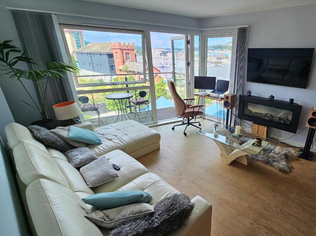 Luxury Marina View Apartment, Swansea