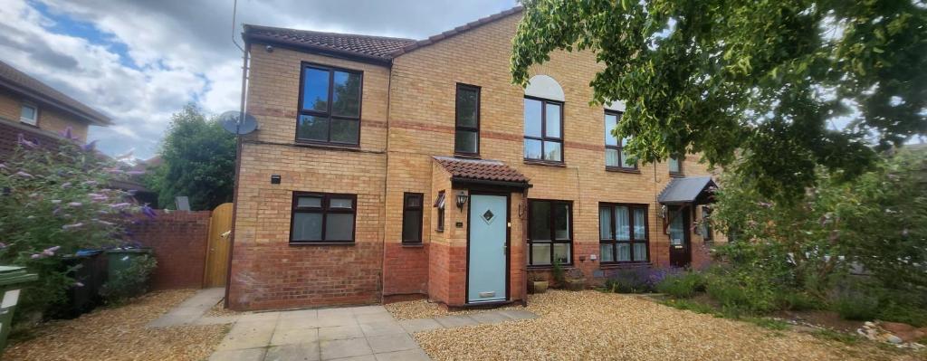 4 Bed 3 Bath Dryer Sky TV & Netflix Free Parking Rear Garden Prime Location, Willen