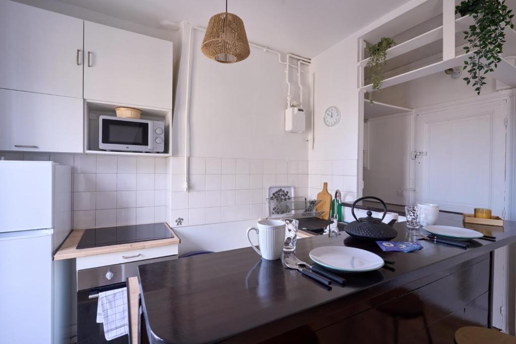 Bright 1BR Parisian Retreat Italy Square | By Airnest - 5