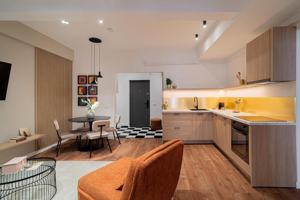 Playful & Trendy 2BR on Regina Elisabeta, Steps to Cismigiu Gardens - Bathtub & Boulevard Views, Bukurešť