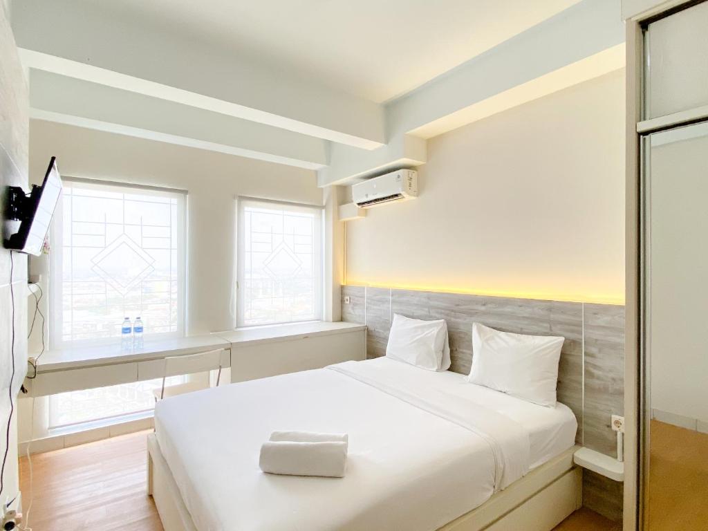 Modern Look and Comfy Studio Patraland Urbano Apartment By Travelio, Bekasi