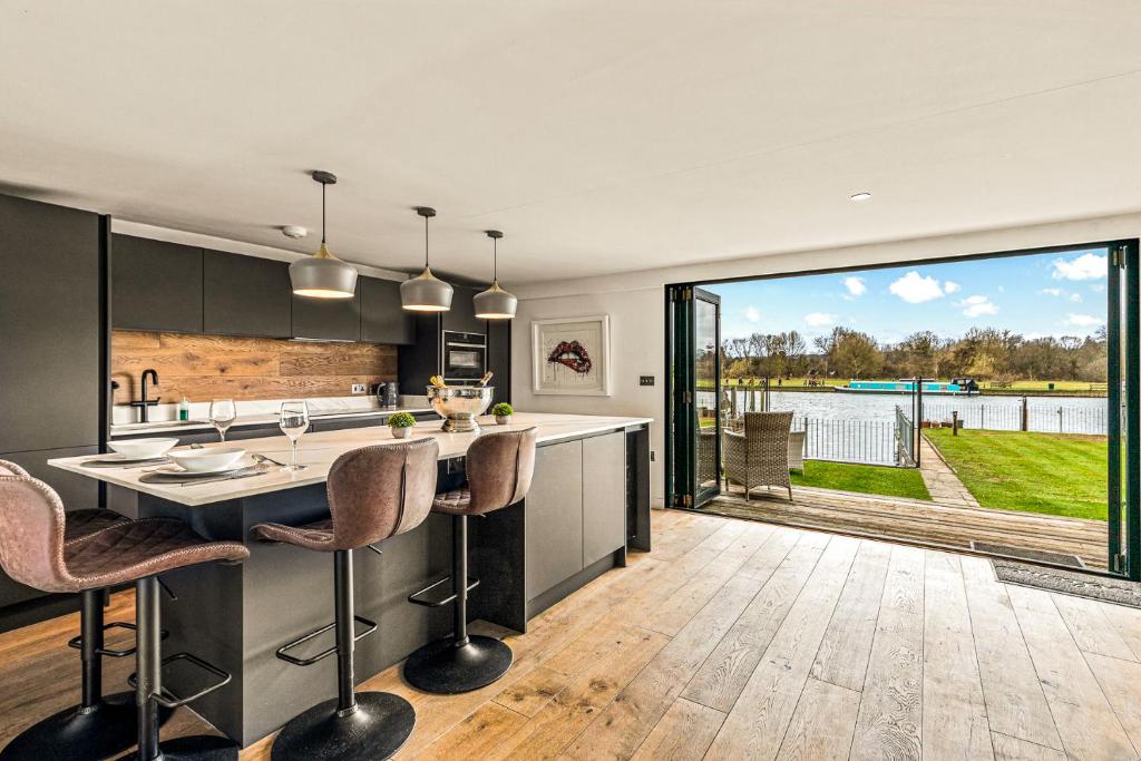 River Cabin With Mooing, Remenham