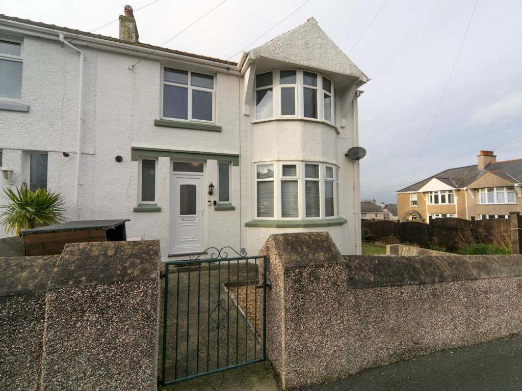 Pass the Keys Spacious Property Near to Marina, Holyhead