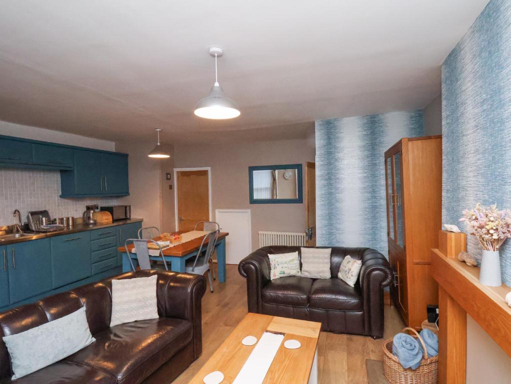 The Pebbles, Уитби