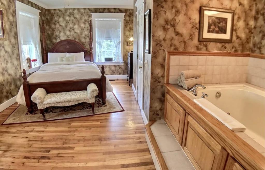 Brownstone Spring Suite - Double Spa Tub Parking, Eureka Springs