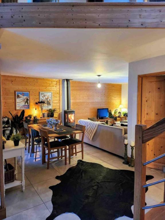 Chalet Abricotine, sleeps 10, Hot tub - 5