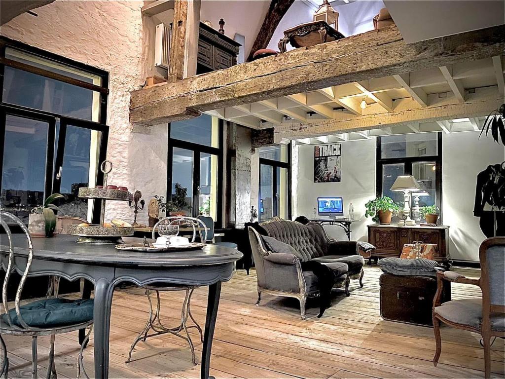 The Lofty Mystic's Lodge, Antverpy