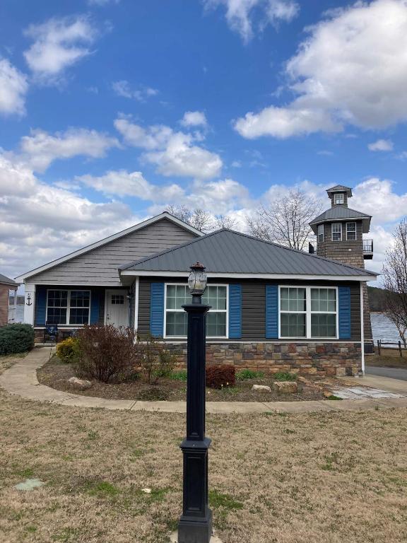 51 The Anchor, Centre