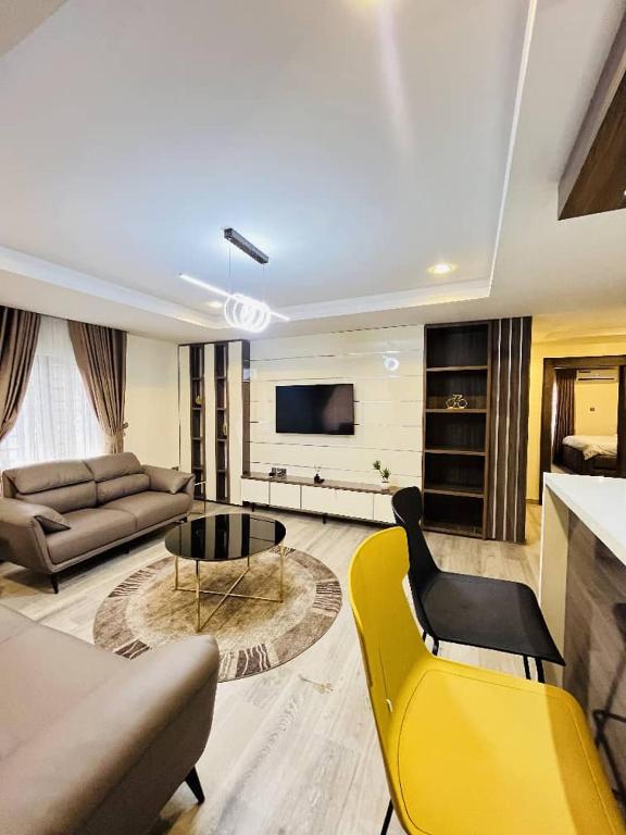 Lee apartment, Abudža