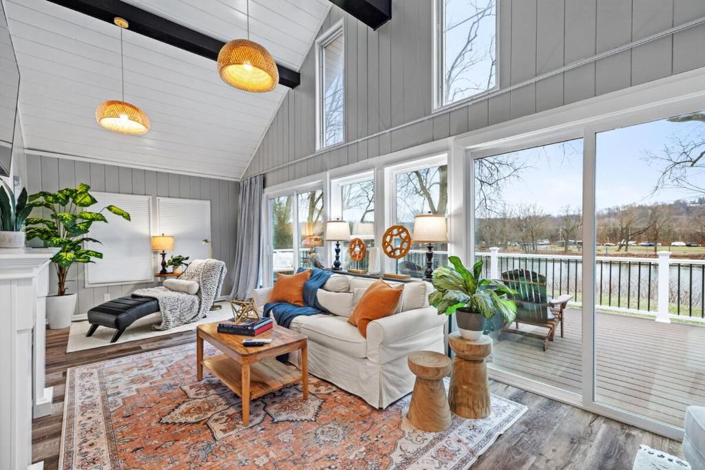 Island Gem-Riverfront, Near RMU SportsCenter-4 BR, Pittsburgh