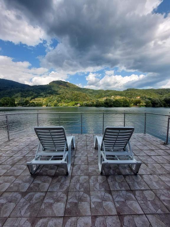 Lake Cottage, Zelinje