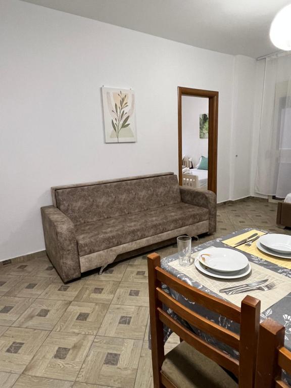 SOL - Entire Holiday Apartment on a budget, Durrës