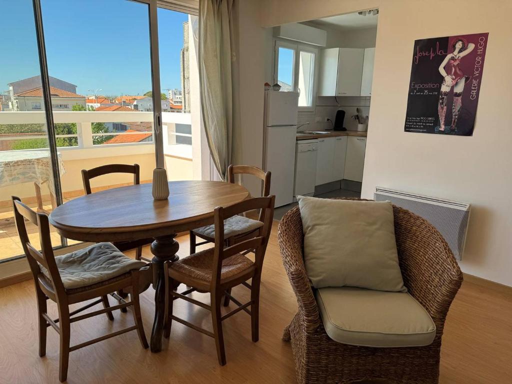 Royan : Appartement 47m², Balcon, Parking privé, Ascenseur - FR-1-738-48 - 3