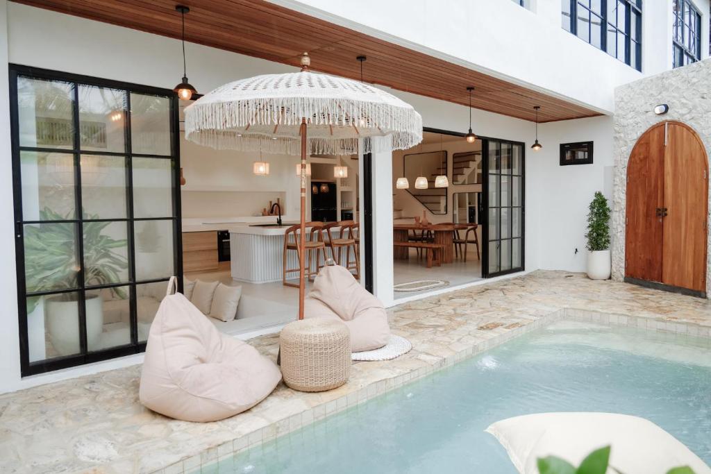 Havens Duplex - 2 Villas Combo 6BR Up to 12px Close to Finns And Beach With Easy Walk To Berawa Street, Canggu