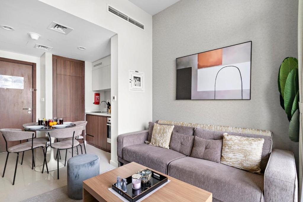Luxury 1BR with Dubai Canal Views Near Burj Khalifa & Dubai Mall, Дубай