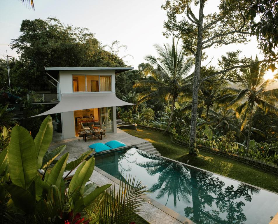 Trails, waterfalls & chill in staffed jungle lodge, Selemadeg