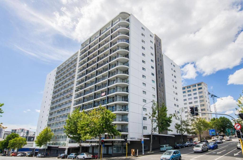 aura 2 bedrooms 1 living room balcony goodView swiming pool, gym, Auckland