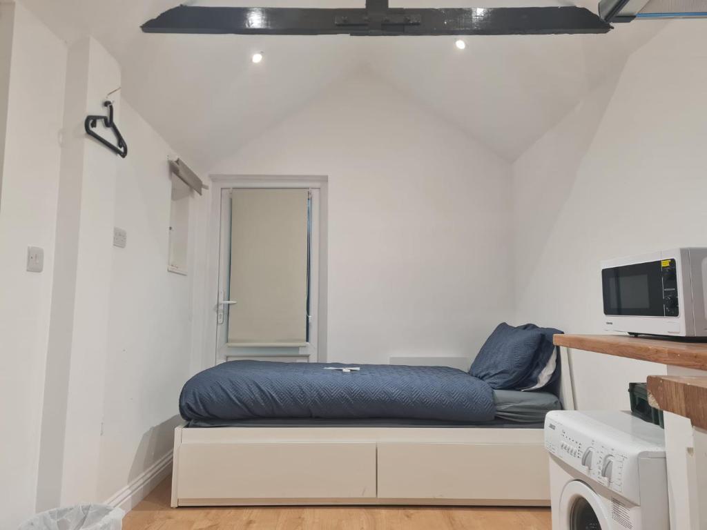 Cozy Detached Studio Retreat with Kitchen & Bath, Bletchley