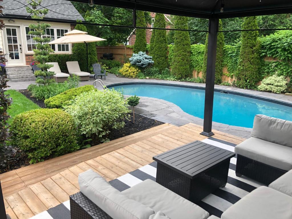 Garden Suite with Pool and Sauna, Brampton