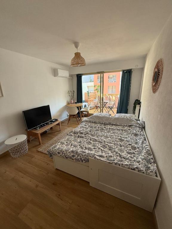 Bohemian studio in Menton close to sea with parking, Menton