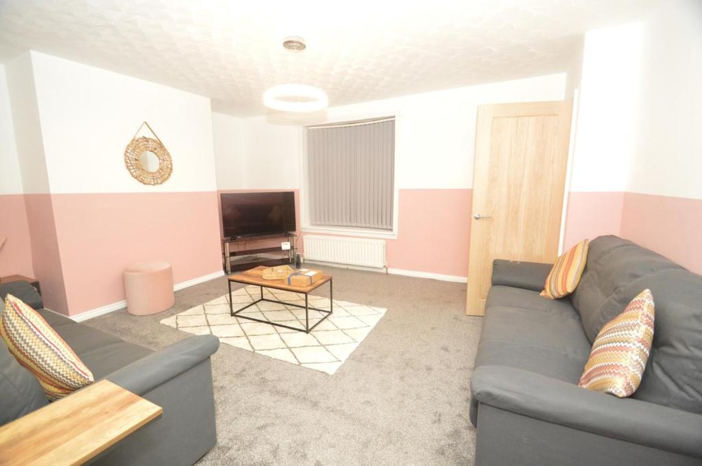 Abbot-4 Bdrm 5 beds Sleeps 7 Ideal 4 Contractors, Gateshead