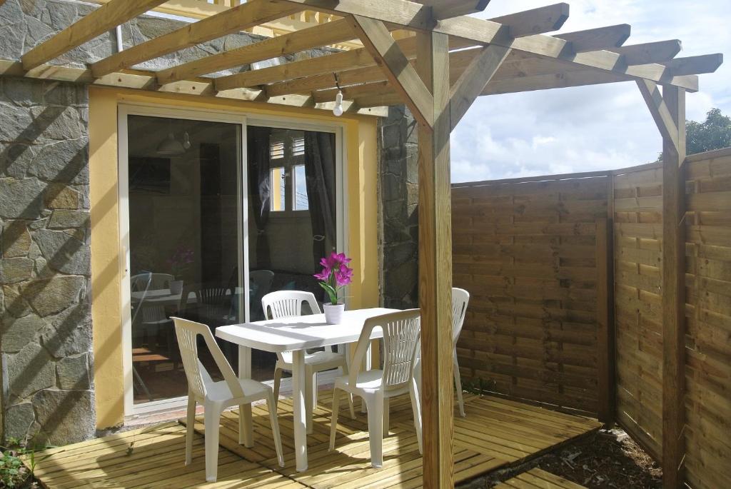 Joli T2 au calme vue mer avec grande piscine, Le François