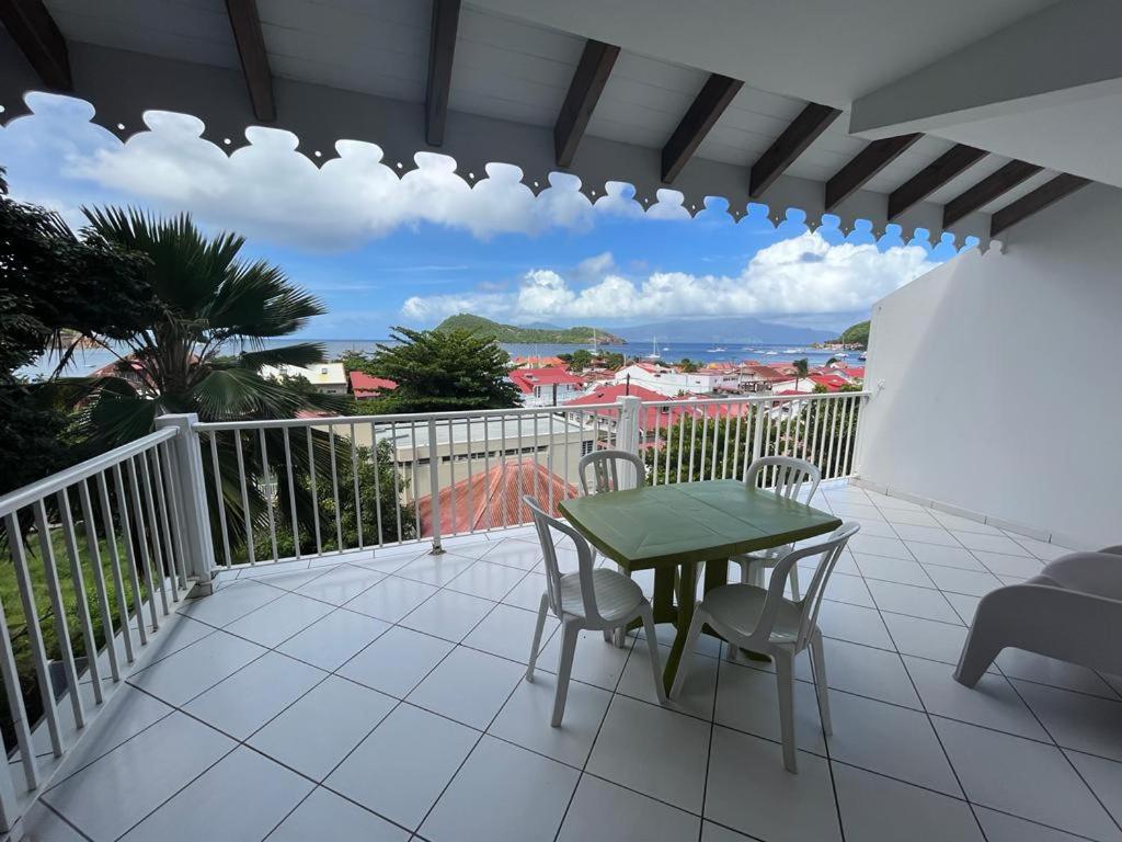 F2 confortable très belle vue baie des Saintes, grande terrasse, au calme mais très proche du débarcadère, des commerces et des différentes plages, vous pourrez circuler à pied !, Terre-de-Haut