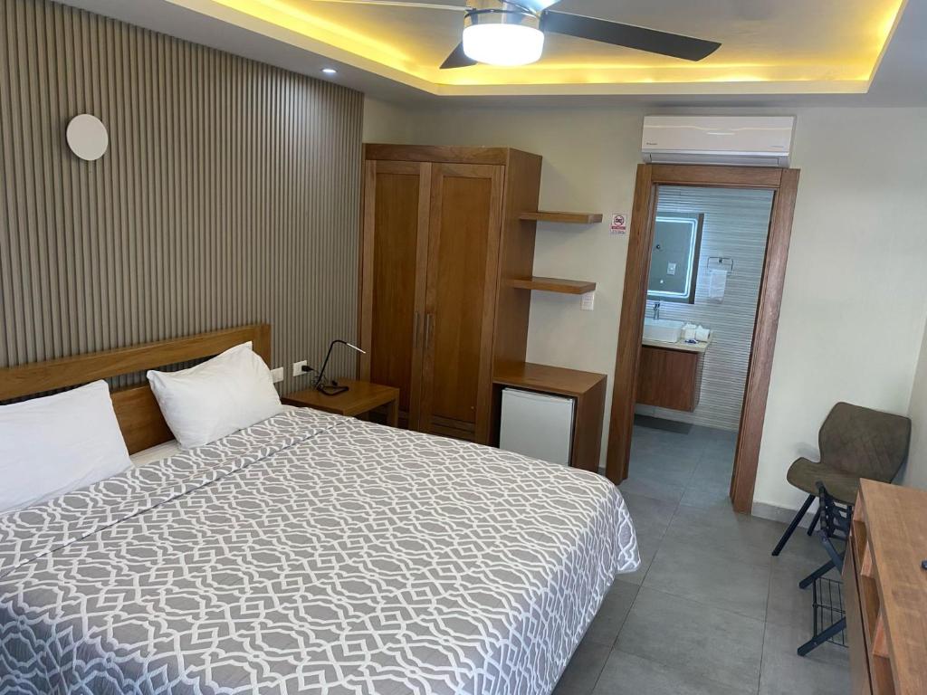 Zimmer mit Kingsize-Bett