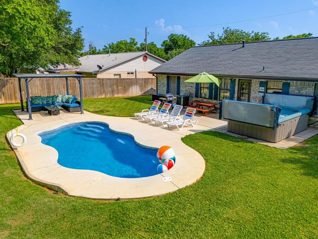 5 O'Clock Somewhere - Hot Tub Pool Fire Pit, Fredericksburg