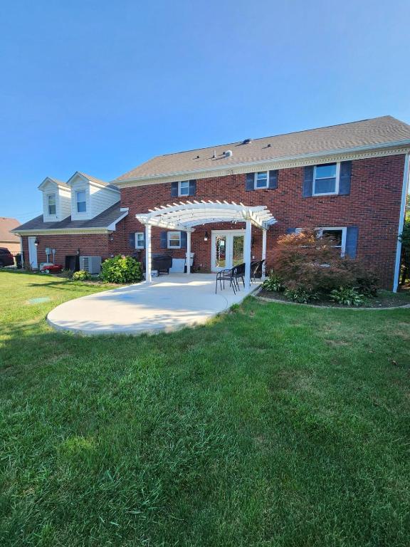 Tranquil Escape on 1 Acre Near Eagle Creek, Indianapolis