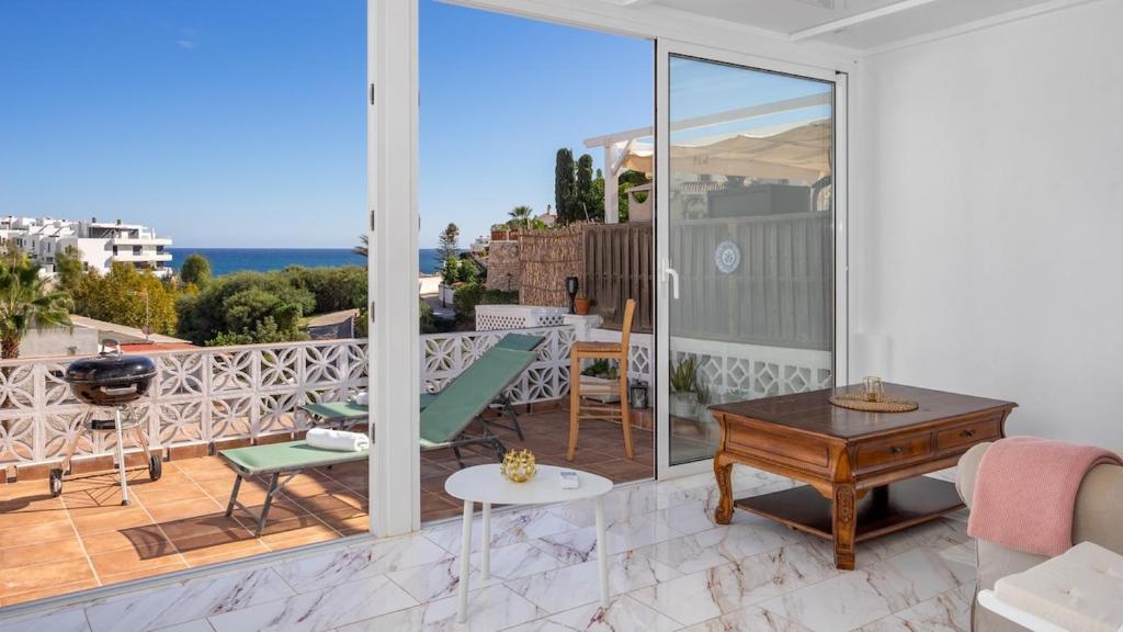 Coastal Calm, 2BR with Seaview, Mijas Costa