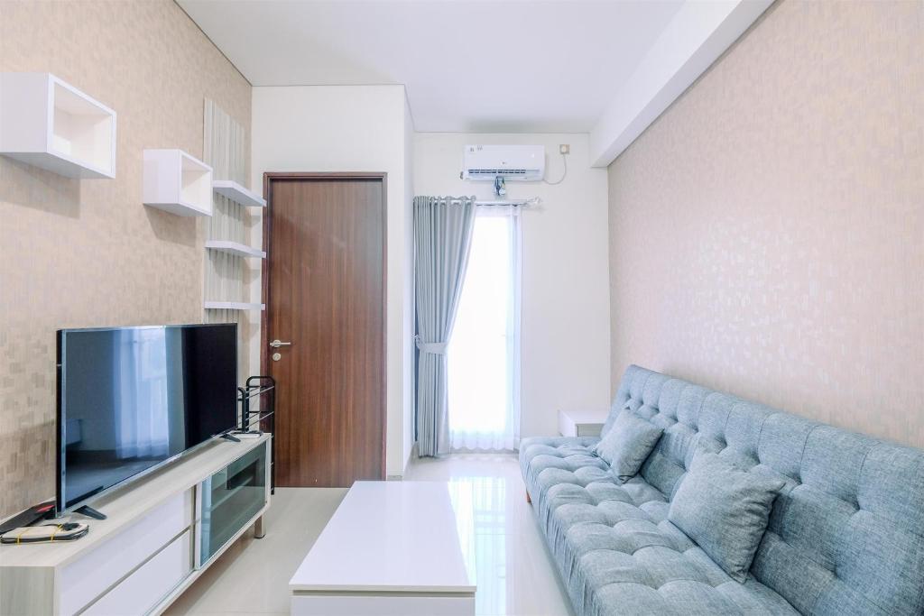 Comfy and Modern 2BR at Transpark Cibubur Apartment By Travelio, Depok