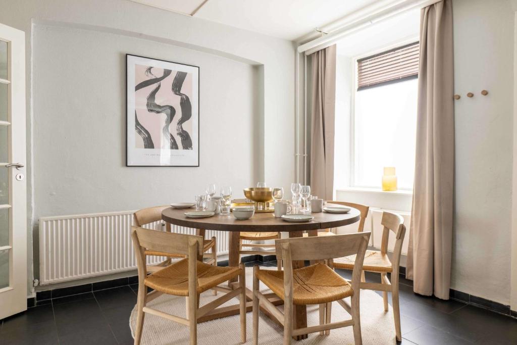 2 BR Apartment in Heart of Vesterbro, Copenhague