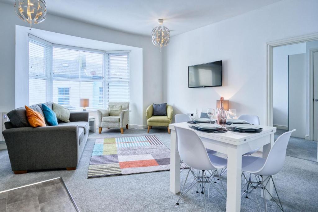 Bay View - 2 Bedroom Apartment - Tenby, Tenby