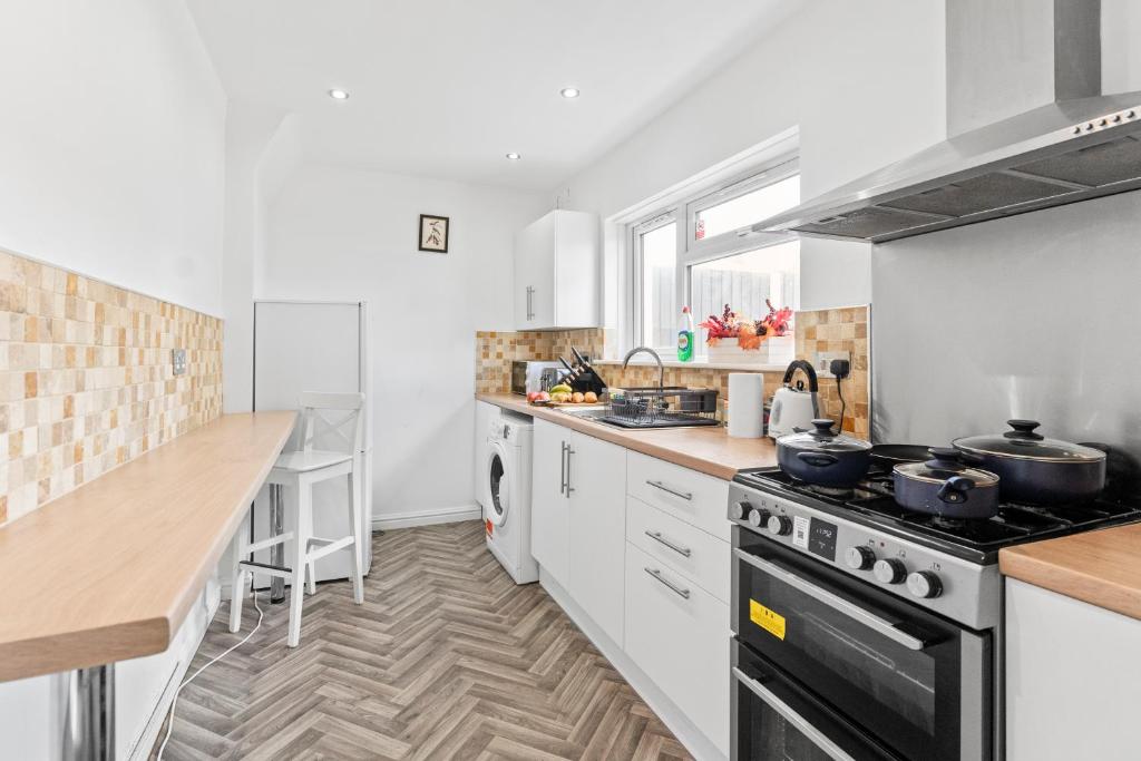 Cozy 3 Bedroom House For Short and Long Stay, Lower Gornal