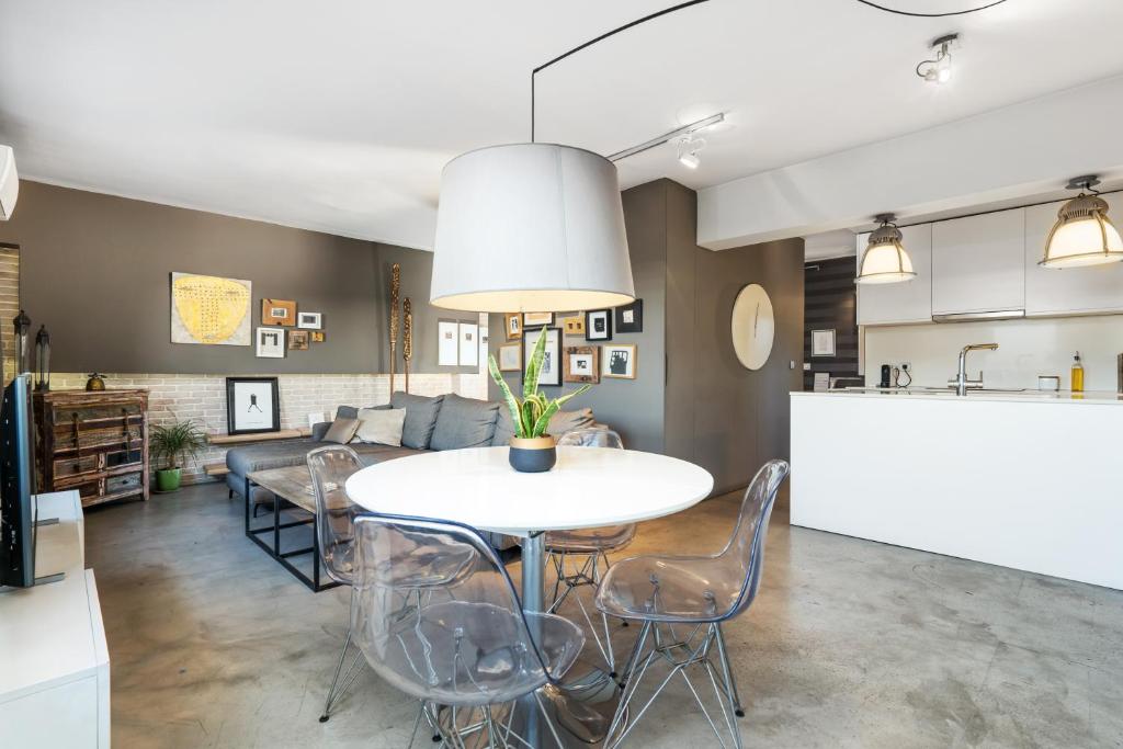 Bright Apartment Ferry Terminal & Las Ramblas, Barcelona