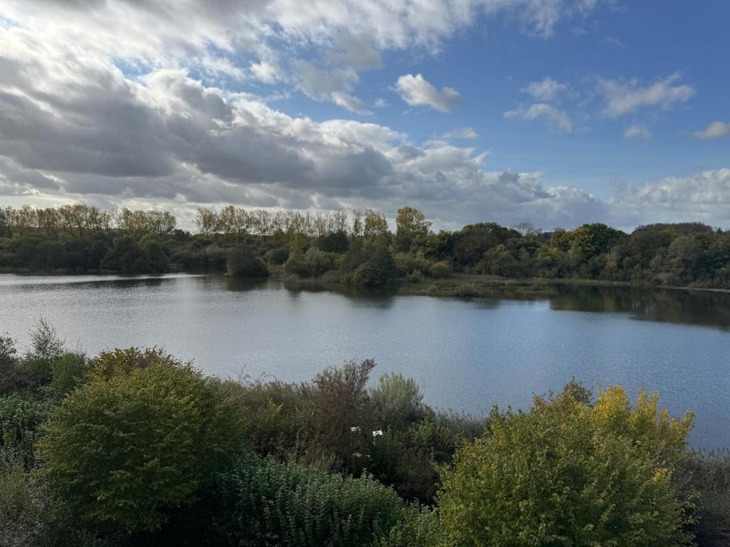 118 Lower Mill Estate - Sleeps 12 Villa with Lake Views, Somerford Keynes