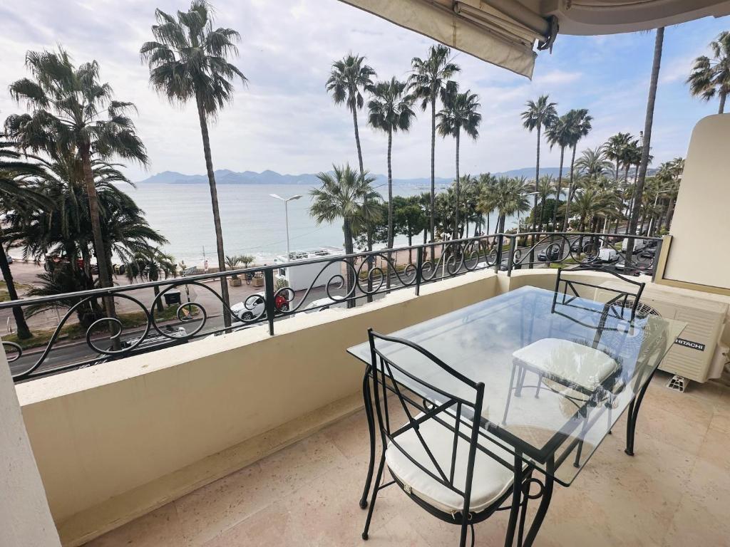 One bedroom apartment with a sea view right by the Croisette beaches and the center of Cannes. - 2287 - 2